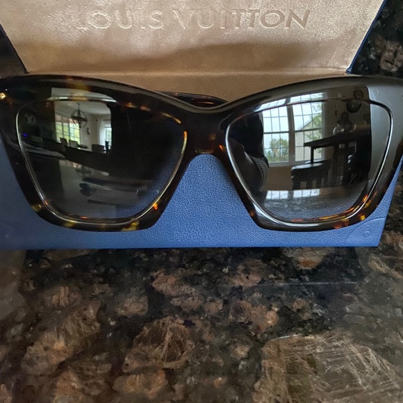 Louis Vuitton  Manhattan Dark Tortoise sunglasses main image 8